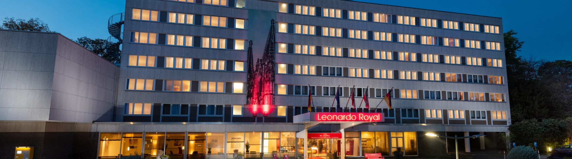 Außenansicht einer modernen Gebäudefassade mit architektonischen Details