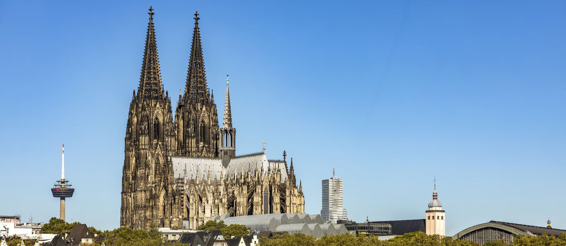 Blick auf den Kölner Dom und den Rhein mit der Kölner Skyline im Hintergrund